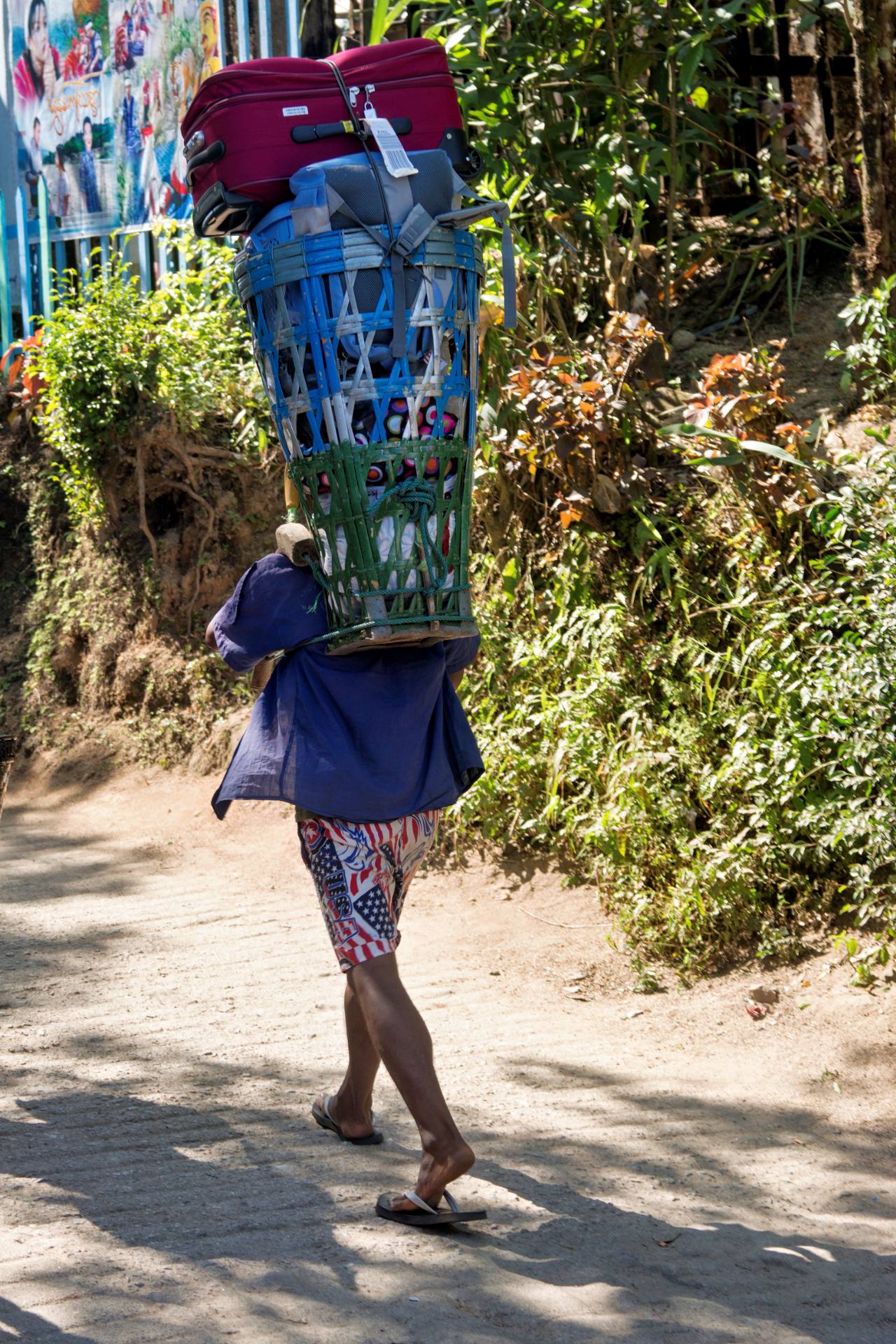 Lastenträger - sie bieten ihre Dienste den Besuchern an, die oben am Goldenen Felsen nächtigen können. Und auch die Betreiber von Geschäften und Herbergen nutzen ihre Dienste.